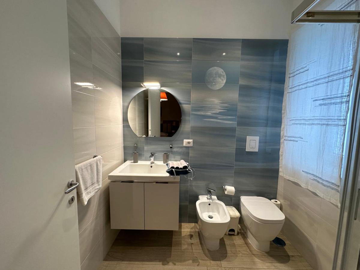 Domus Luca - Central Rooms In The Heart Of Наполи Екстериор снимка