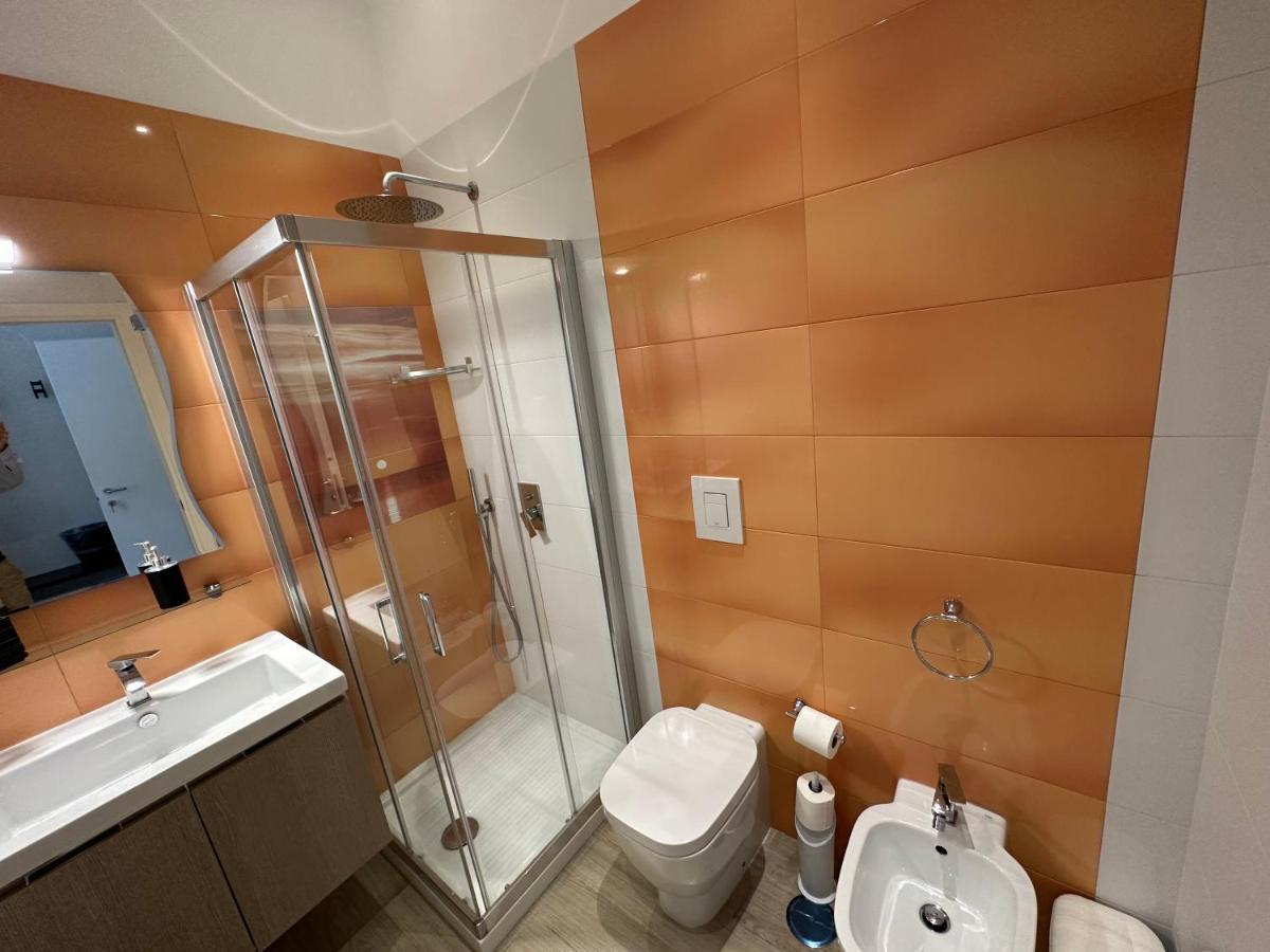 Domus Luca - Central Rooms In The Heart Of Наполи Екстериор снимка